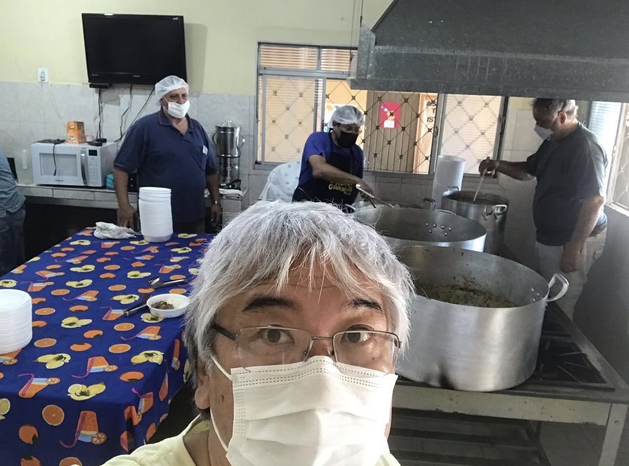 Dr. Kuramoto voluntário na casa da sopa